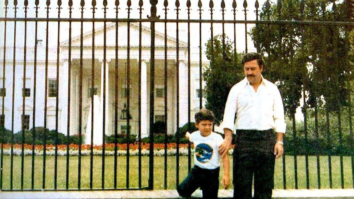 Пабло Ескобар и сина му пред "Белия дом" във Вашингтон, DC